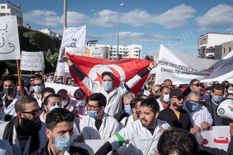 8 décembre 2020 : les professionnels de la santé ont manifesté à Tunis de leur minsitère au Premier minsitère pour protester contre l'état calamiteux d'un secteur public victime de sous-financements et de fuite des cerveaux. «Personnel fatigué, hôpital en danger», «Honte à vous», «La santé publique en chute libre»: plusieurs milliers de blouses blanches ont brandi ces pancartes et scandé des "Dégage" au ministre de la Santé, le tout pour défendre le milieu hospitalier. La mort, dans la nuit de jeudi à vendredi, d’un médecin de 26 ans tombé dans un ascenseur dysfonctionnel lors de sa garde à l’hôpital de Jendouba, a été l’étincelle pour le personnel soignant du secteur public qui souffre depuis des années.