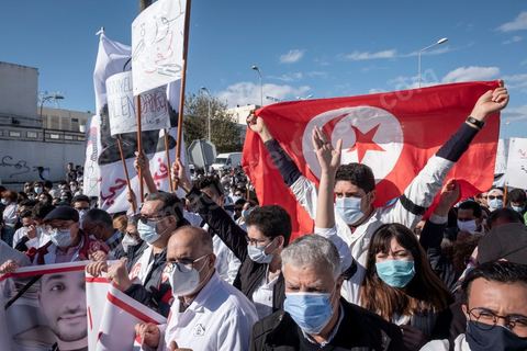 8 décembre 2020 : les professionnels de la santé ont manifesté à Tunis de leur minsitère au Premier minsitère pour protester contre l'état calamiteux d'un secteur public victime de sous-financements et de fuite des cerveaux. «Personnel fatigué, hôpital en danger», «Honte à vous», «La santé publique en chute libre»: plusieurs milliers de blouses blanches ont brandi ces pancartes et scandé des "Dégage" au ministre de la Santé, le tout pour défendre le milieu hospitalier. La mort, dans la nuit de jeudi à vendredi, d’un médecin de 26 ans tombé dans un ascenseur dysfonctionnel lors de sa garde à l’hôpital de Jendouba, a été l’étincelle pour le personnel soignant du secteur public qui souffre depuis des années.