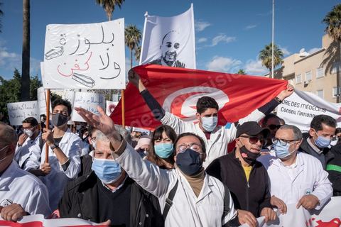 8 décembre 2020 : les professionnels de la santé ont manifesté à Tunis de leur minsitère au Premier minsitère pour protester contre l'état calamiteux d'un secteur public victime de sous-financements et de fuite des cerveaux. «Personnel fatigué, hôpital en danger», «Honte à vous», «La santé publique en chute libre»: plusieurs milliers de blouses blanches ont brandi ces pancartes et scandé des "Dégage" au ministre de la Santé, le tout pour défendre le milieu hospitalier. La mort, dans la nuit de jeudi à vendredi, d’un médecin de 26 ans tombé dans un ascenseur dysfonctionnel lors de sa garde à l’hôpital de Jendouba, a été l’étincelle pour le personnel soignant du secteur public qui souffre depuis des années.