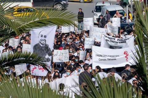 8 décembre 2020 : les professionnels de la santé ont manifesté à Tunis de leur minsitère au Premier minsitère pour protester contre l'état calamiteux d'un secteur public victime de sous-financements et de fuite des cerveaux. «Personnel fatigué, hôpital en danger», «Honte à vous», «La santé publique en chute libre»: plusieurs milliers de blouses blanches ont brandi ces pancartes et scandé des "Dégage" au ministre de la Santé, le tout pour défendre le milieu hospitalier. La mort, dans la nuit de jeudi à vendredi, d’un médecin de 26 ans tombé dans un ascenseur dysfonctionnel lors de sa garde à l’hôpital de Jendouba, a été l’étincelle pour le personnel soignant du secteur public qui souffre depuis des années.