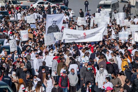 8 décembre 2020 : les professionnels de la santé ont manifesté à Tunis de leur minsitère au Premier minsitère pour protester contre l'état calamiteux d'un secteur public victime de sous-financements et de fuite des cerveaux. «Personnel fatigué, hôpital en danger», «Honte à vous», «La santé publique en chute libre»: plusieurs milliers de blouses blanches ont brandi ces pancartes et scandé des "Dégage" au ministre de la Santé, le tout pour défendre le milieu hospitalier. La mort, dans la nuit de jeudi à vendredi, d’un médecin de 26 ans tombé dans un ascenseur dysfonctionnel lors de sa garde à l’hôpital de Jendouba, a été l’étincelle pour le personnel soignant du secteur public qui souffre depuis des années.