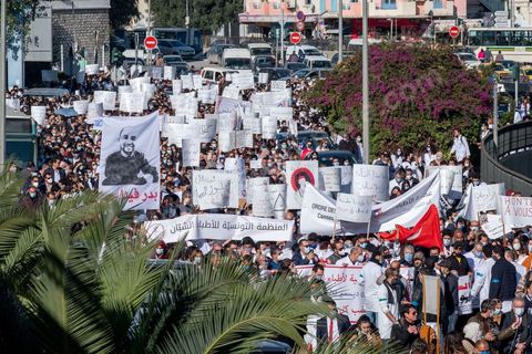 8 décembre 2020 : les professionnels de la santé ont manifesté à Tunis de leur minsitère au Premier minsitère pour protester contre l'état calamiteux d'un secteur public victime de sous-financements et de fuite des cerveaux. «Personnel fatigué, hôpital en danger», «Honte à vous», «La santé publique en chute libre»: plusieurs milliers de blouses blanches ont brandi ces pancartes et scandé des "Dégage" au ministre de la Santé, le tout pour défendre le milieu hospitalier. La mort, dans la nuit de jeudi à vendredi, d’un médecin de 26 ans tombé dans un ascenseur dysfonctionnel lors de sa garde à l’hôpital de Jendouba, a été l’étincelle pour le personnel soignant du secteur public qui souffre depuis des années.