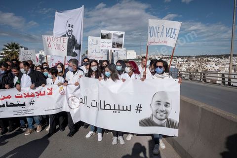 8 décembre 2020 : les professionnels de la santé ont manifesté à Tunis de leur minsitère au Premier minsitère pour protester contre l'état calamiteux d'un secteur public victime de sous-financements et de fuite des cerveaux. «Personnel fatigué, hôpital en danger», «Honte à vous», «La santé publique en chute libre»: plusieurs milliers de blouses blanches ont brandi ces pancartes et scandé des "Dégage" au ministre de la Santé, le tout pour défendre le milieu hospitalier. La mort, dans la nuit de jeudi à vendredi, d’un médecin de 26 ans tombé dans un ascenseur dysfonctionnel lors de sa garde à l’hôpital de Jendouba, a été l’étincelle pour le personnel soignant du secteur public qui souffre depuis des années.