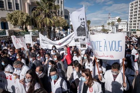 8 décembre 2020 : les professionnels de la santé ont manifesté à Tunis de leur minsitère au Premier minsitère pour protester contre l'état calamiteux d'un secteur public victime de sous-financements et de fuite des cerveaux. «Personnel fatigué, hôpital en danger», «Honte à vous», «La santé publique en chute libre»: plusieurs milliers de blouses blanches ont brandi ces pancartes et scandé des "Dégage" au ministre de la Santé, le tout pour défendre le milieu hospitalier. La mort, dans la nuit de jeudi à vendredi, d’un médecin de 26 ans tombé dans un ascenseur dysfonctionnel lors de sa garde à l’hôpital de Jendouba, a été l’étincelle pour le personnel soignant du secteur public qui souffre depuis des années.