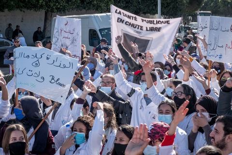 8 décembre 2020 : les professionnels de la santé ont manifesté à Tunis de leur minsitère au Premier minsitère pour protester contre l'état calamiteux d'un secteur public victime de sous-financements et de fuite des cerveaux. «Personnel fatigué, hôpital en danger», «Honte à vous», «La santé publique en chute libre»: plusieurs milliers de blouses blanches ont brandi ces pancartes et scandé des "Dégage" au ministre de la Santé, le tout pour défendre le milieu hospitalier. La mort, dans la nuit de jeudi à vendredi, d’un médecin de 26 ans tombé dans un ascenseur dysfonctionnel lors de sa garde à l’hôpital de Jendouba, a été l’étincelle pour le personnel soignant du secteur public qui souffre depuis des années.