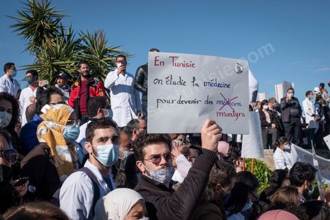 8 décembre 2020 : les professionnels de la santé ont manifesté à Tunis de leur minsitère au Premier minsitère pour protester contre l'état calamiteux d'un secteur public victime de sous-financements et de fuite des cerveaux. «Personnel fatigué, hôpital en danger», «Honte à vous», «La santé publique en chute libre»: plusieurs milliers de blouses blanches ont brandi ces pancartes et scandé des "Dégage" au ministre de la Santé, le tout pour défendre le milieu hospitalier. La mort, dans la nuit de jeudi à vendredi, d’un médecin de 26 ans tombé dans un ascenseur dysfonctionnel lors de sa garde à l’hôpital de Jendouba, a été l’étincelle pour le personnel soignant du secteur public qui souffre depuis des années.