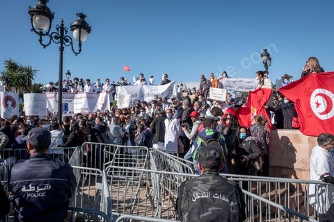 8 décembre 2020 : les professionnels de la santé ont manifesté à Tunis de leur minsitère au Premier minsitère pour protester contre l'état calamiteux d'un secteur public victime de sous-financements et de fuite des cerveaux. «Personnel fatigué, hôpital en danger», «Honte à vous», «La santé publique en chute libre»: plusieurs milliers de blouses blanches ont brandi ces pancartes et scandé des "Dégage" au ministre de la Santé, le tout pour défendre le milieu hospitalier. La mort, dans la nuit de jeudi à vendredi, d’un médecin de 26 ans tombé dans un ascenseur dysfonctionnel lors de sa garde à l’hôpital de Jendouba, a été l’étincelle pour le personnel soignant du secteur public qui souffre depuis des années.