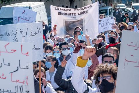 8 décembre 2020 : les professionnels de la santé ont manifesté à Tunis de leur minsitère au Premier minsitère pour protester contre l'état calamiteux d'un secteur public victime de sous-financements et de fuite des cerveaux. «Personnel fatigué, hôpital en danger», «Honte à vous», «La santé publique en chute libre»: plusieurs milliers de blouses blanches ont brandi ces pancartes et scandé des "Dégage" au ministre de la Santé, le tout pour défendre le milieu hospitalier. La mort, dans la nuit de jeudi à vendredi, d’un médecin de 26 ans tombé dans un ascenseur dysfonctionnel lors de sa garde à l’hôpital de Jendouba, a été l’étincelle pour le personnel soignant du secteur public qui souffre depuis des années.