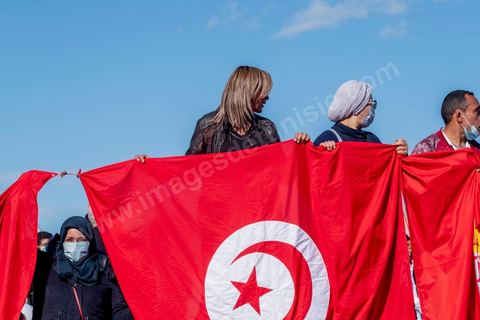 8 décembre 2020 : les professionnels de la santé ont manifesté à Tunis de leur minsitère au Premier minsitère pour protester contre l'état calamiteux d'un secteur public victime de sous-financements et de fuite des cerveaux. «Personnel fatigué, hôpital en danger», «Honte à vous», «La santé publique en chute libre»: plusieurs milliers de blouses blanches ont brandi ces pancartes et scandé des "Dégage" au ministre de la Santé, le tout pour défendre le milieu hospitalier. La mort, dans la nuit de jeudi à vendredi, d’un médecin de 26 ans tombé dans un ascenseur dysfonctionnel lors de sa garde à l’hôpital de Jendouba, a été l’étincelle pour le personnel soignant du secteur public qui souffre depuis des années.