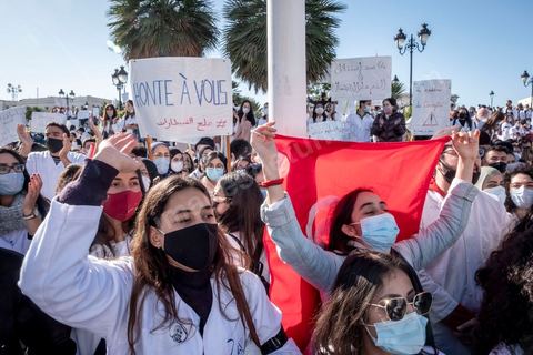 8 décembre 2020 : les professionnels de la santé ont manifesté à Tunis de leur minsitère au Premier minsitère pour protester contre l'état calamiteux d'un secteur public victime de sous-financements et de fuite des cerveaux. «Personnel fatigué, hôpital en danger», «Honte à vous», «La santé publique en chute libre»: plusieurs milliers de blouses blanches ont brandi ces pancartes et scandé des "Dégage" au ministre de la Santé, le tout pour défendre le milieu hospitalier. La mort, dans la nuit de jeudi à vendredi, d’un médecin de 26 ans tombé dans un ascenseur dysfonctionnel lors de sa garde à l’hôpital de Jendouba, a été l’étincelle pour le personnel soignant du secteur public qui souffre depuis des années.