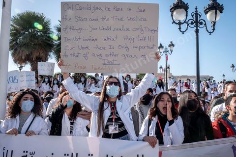 8 décembre 2020 : les professionnels de la santé ont manifesté à Tunis de leur minsitère au Premier minsitère pour protester contre l'état calamiteux d'un secteur public victime de sous-financements et de fuite des cerveaux. «Personnel fatigué, hôpital en danger», «Honte à vous», «La santé publique en chute libre»: plusieurs milliers de blouses blanches ont brandi ces pancartes et scandé des "Dégage" au ministre de la Santé, le tout pour défendre le milieu hospitalier. La mort, dans la nuit de jeudi à vendredi, d’un médecin de 26 ans tombé dans un ascenseur dysfonctionnel lors de sa garde à l’hôpital de Jendouba, a été l’étincelle pour le personnel soignant du secteur public qui souffre depuis des années.