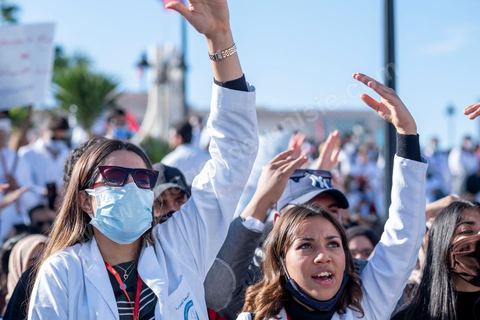 8 décembre 2020 : les professionnels de la santé ont manifesté à Tunis de leur minsitère au Premier minsitère pour protester contre l'état calamiteux d'un secteur public victime de sous-financements et de fuite des cerveaux. «Personnel fatigué, hôpital en danger», «Honte à vous», «La santé publique en chute libre»: plusieurs milliers de blouses blanches ont brandi ces pancartes et scandé des "Dégage" au ministre de la Santé, le tout pour défendre le milieu hospitalier. La mort, dans la nuit de jeudi à vendredi, d’un médecin de 26 ans tombé dans un ascenseur dysfonctionnel lors de sa garde à l’hôpital de Jendouba, a été l’étincelle pour le personnel soignant du secteur public qui souffre depuis des années.
