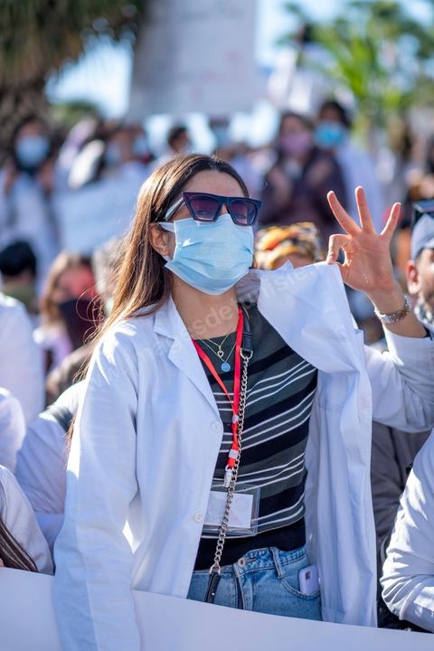 8 décembre 2020 : les professionnels de la santé ont manifesté à Tunis de leur minsitère au Premier minsitère pour protester contre l'état calamiteux d'un secteur public victime de sous-financements et de fuite des cerveaux. «Personnel fatigué, hôpital en danger», «Honte à vous», «La santé publique en chute libre»: plusieurs milliers de blouses blanches ont brandi ces pancartes et scandé des "Dégage" au ministre de la Santé, le tout pour défendre le milieu hospitalier. La mort, dans la nuit de jeudi à vendredi, d’un médecin de 26 ans tombé dans un ascenseur dysfonctionnel lors de sa garde à l’hôpital de Jendouba, a été l’étincelle pour le personnel soignant du secteur public qui souffre depuis des années.