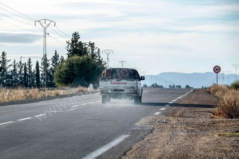 10 décembre 2020 : sur les routes dans la région de Haidra, les pickups des contrebandiers roulent à pleine vitesse chargés d'essence venant d'Algérie.