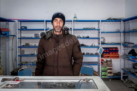 10 décembre 2020 : Jameleddine, 38 ans, dans petite boutique de pièces de rechange pour véolo et motos, l'essentiel de ses produits viennent de la contrebande algérienne, mais depuis la fermeture des frontières il y 6 mois à cause de l'épidémie de Covid, le réapprovissionment est quasi impossible. Chef d'atelier dasn une usine à Tunis qui a fermé il est revenu à Haidra avec sa famille et ici la seule solution pour vivre est le commerce avec l'Algérie. 