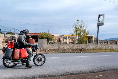 10 décembre 2020 : A Tajerouine sur la route de Haidra, un petit revendeur d'essence est allé se ravitailler chez son grossiste en essence passe devant une ancienne station service Shell fermée à cause de la concurrence déloyale de l'essence de contrebande venant de l'Algérie. L'essence algérienne vendue dans des bidons en plastique revient à 1dt250 le litre contre près de 2 dt dans les stations services.