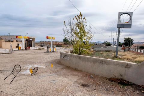 10 décembre 2020 : A Tajerouine sur la route de Haidra, les stations services ferment les unes après les autres face à la concurrence déloyale de l'essence de contrebande venant de l'Algérie. L'essence algérienne vendue dans des bidons en plastique revient à 1dt250 le litre contre près de 2 dt dans les stations services.