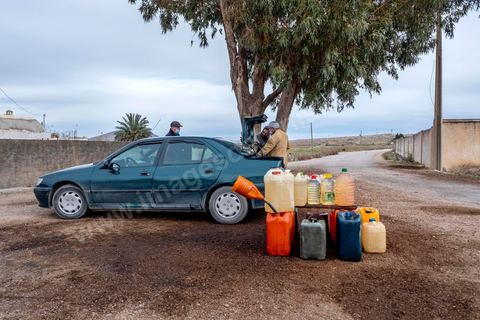 10 décembre 2020 : A Kalaa Khasba sur la route de Haidra, un stand de vente d'essence de contrebande venant de l'Algérie. L'essence algérienne vendue dans des bidons en plastique revient à 1dt250 le litre contre près de 2 dt dans les stations services.
