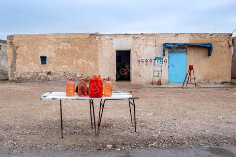 10 décembre 2020 : A Kalaa Khasba sur la route de Haidra, un stand de vente d'essence de contrebande venant de l'Algérie. L'essence algérienne vendue dans des bidons en plastique revient à 1dt250 le litre contre près de 2 dt dans les stations services.