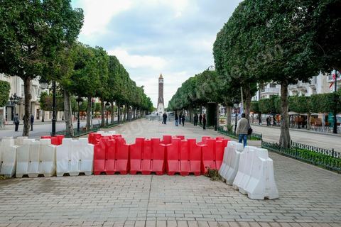 14 janvier 2021 : les 10 ans de la révolution sous confinement. Depuis aujourd'hui le gouvernement a imposé pour 4 jours un confinement total sur tout le pays interdisant ainsi les tunisiens de commémorer les 10 ans de la révolution et du départ de Ben Ali le 14 janvier 2011. L'avenue Habib Bourguiba est bouclée sous très fort dispositif policier. 