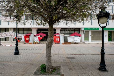 14 janvier 2021 : les 10 ans de la révolution sous confinement. Depuis aujourd'hui le gouvernement a imposé pour 4 jours un confinement total sur tout le pays interdisant ainsi les tunisiens de commémorer les 10 ans de la révolution et du départ de Ben Ali le 14 janvier 2011. L'avenue Habib Bourguiba est bouclée sous très fort dispositif policier. 