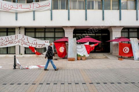 14 janvier 2021 : les 10 ans de la révolution sous confinement. Depuis aujourd'hui le gouvernement a imposé pour 4 jours un confinement total sur tout le pays interdisant ainsi les tunisiens de commémorer les 10 ans de la révolution et du départ de Ben Ali le 14 janvier 2011. L'avenue Habib Bourguiba est bouclée sous très fort dispositif policier. 