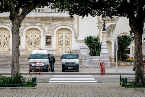 14 janvier 2021 : les 10 ans de la révolution sous confinement. Depuis aujourd'hui le gouvernement a imposé pour 4 jours un confinement total sur tout le pays interdisant ainsi les tunisiens de commémorer les 10 ans de la révolution et du départ de Ben Ali le 14 janvier 2011. L'avenue Habib Bourguiba est bouclée sous très fort dispositif policier. 