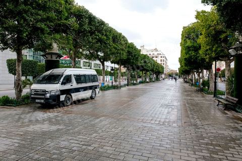 14 janvier 2021 : les 10 ans de la révolution sous confinement. Depuis aujourd'hui le gouvernement a imposé pour 4 jours un confinement total sur tout le pays interdisant ainsi les tunisiens de commémorer les 10 ans de la révolution et du départ de Ben Ali le 14 janvier 2011. L'avenue Habib Bourguiba est bouclée sous très fort dispositif policier. 