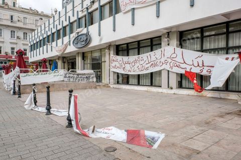14 janvier 2021 : les 10 ans de la révolution sous confinement. Depuis aujourd'hui le gouvernement a imposé pour 4 jours un confinement total sur tout le pays interdisant ainsi les tunisiens de commémorer les 10 ans de la révolution et du départ de Ben Ali le 14 janvier 2011. L'avenue Habib Bourguiba est bouclée sous très fort dispositif policier. 