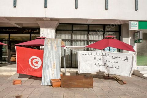 14 janvier 2021 : les 10 ans de la révolution sous confinement. Depuis aujourd'hui le gouvernement a imposé pour 4 jours un confinement total sur tout le pays interdisant ainsi les tunisiens de commémorer les 10 ans de la révolution et du départ de Ben Ali le 14 janvier 2011. L'avenue Habib Bourguiba est bouclée sous très fort dispositif policier. 