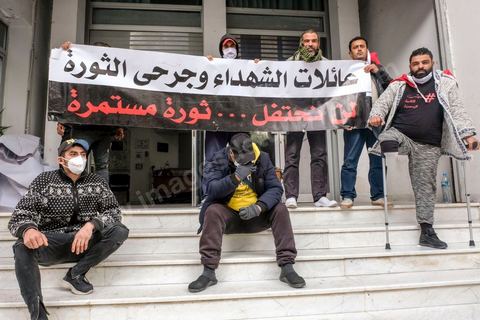 14 janvier 2021 : les 10 ans de la révolution sous confinement. Depuis aujourd'hui le gouvernement a imposé pour 4 jours un confinement total sur tout le pays interdisant ainsi les tunisiens de commémorer les 10 ans de la révolution et du départ de Ben Ali le 14 janvier 2011. L'avenue Habib Bourguiba est bouclée sous très fort dispositif policier. Les martyrs de la révolution, en sitin au centre ville de Tunis dans un immeuble de la présidence du gouvernement, ont bien essayé de rejoindre l'avenue Habib Bourguiba mais ont été arrétés par la police et ont du rebrousser chemin. 