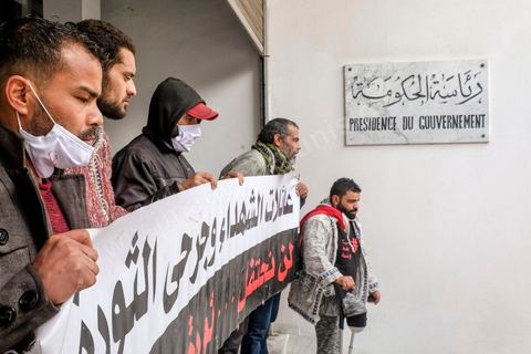 14 janvier 2021 : les 10 ans de la révolution sous confinement. Depuis aujourd'hui le gouvernement a imposé pour 4 jours un confinement total sur tout le pays interdisant ainsi les tunisiens de commémorer les 10 ans de la révolution et du départ de Ben Ali le 14 janvier 2011. L'avenue Habib Bourguiba est bouclée sous très fort dispositif policier. Les martyrs de la révolution, en sitin au centre ville de Tunis dans un immeuble de la présidence du gouvernement, ont bien essayé de rejoindre l'avenue Habib Bourguiba mais ont été arrétés par la police et ont du rebrousser chemin. 
