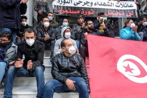 14 janvier 2021 : les 10 ans de la révolution sous confinement. Depuis aujourd'hui le gouvernement a imposé pour 4 jours un confinement total sur tout le pays interdisant ainsi les tunisiens de commémorer les 10 ans de la révolution et du départ de Ben Ali le 14 janvier 2011. L'avenue Habib Bourguiba est bouclée sous très fort dispositif policier. Les martyrs de la révolution, en sitin au centre ville de Tunis dans un immeuble de la présidence du gouvernement, ont bien essayé de rejoindre l'avenue Habib Bourguiba mais ont été arrétés par la police et ont du rebrousser chemin. 