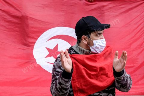 14 janvier 2021 : les 10 ans de la révolution sous confinement. Depuis aujourd'hui le gouvernement a imposé pour 4 jours un confinement total sur tout le pays interdisant ainsi les tunisiens de commémorer les 10 ans de la révolution et du départ de Ben Ali le 14 janvier 2011. L'avenue Habib Bourguiba est bouclée sous très fort dispositif policier. Les martyrs de la révolution, en sitin au centre ville de Tunis dans un immeuble de la présidence du gouvernement, ont bien essayé de rejoindre l'avenue Habib Bourguiba mais ont été arrétés par la police et ont du rebrousser chemin. 