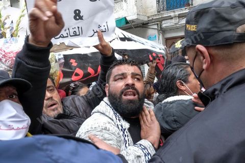 14 janvier 2021 : les 10 ans de la révolution sous confinement. Depuis aujourd'hui le gouvernement a imposé pour 4 jours un confinement total sur tout le pays interdisant ainsi les tunisiens de commémorer les 10 ans de la révolution et du départ de Ben Ali le 14 janvier 2011. L'avenue Habib Bourguiba est bouclée sous très fort dispositif policier. Les martyrs de la révolution, en sitin au centre ville de Tunis dans un immeuble de la présidence du gouvernement, ont bien essayé de rejoindre l'avenue Habib Bourguiba mais ont été arrétés par la police et ont du rebrousser chemin. 