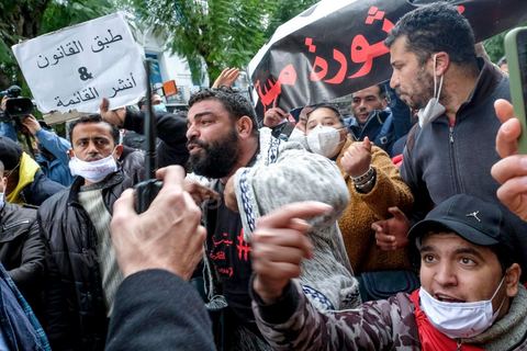 14 janvier 2021 : les 10 ans de la révolution sous confinement. Depuis aujourd'hui le gouvernement a imposé pour 4 jours un confinement total sur tout le pays interdisant ainsi les tunisiens de commémorer les 10 ans de la révolution et du départ de Ben Ali le 14 janvier 2011. L'avenue Habib Bourguiba est bouclée sous très fort dispositif policier. Les martyrs de la révolution, en sitin au centre ville de Tunis dans un immeuble de la présidence du gouvernement, ont bien essayé de rejoindre l'avenue Habib Bourguiba mais ont été arrétés par la police et ont du rebrousser chemin. 