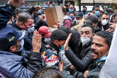 14 janvier 2021 : les 10 ans de la révolution sous confinement. Depuis aujourd'hui le gouvernement a imposé pour 4 jours un confinement total sur tout le pays interdisant ainsi les tunisiens de commémorer les 10 ans de la révolution et du départ de Ben Ali le 14 janvier 2011. L'avenue Habib Bourguiba est bouclée sous très fort dispositif policier. Les martyrs de la révolution, en sitin au centre ville de Tunis dans un immeuble de la présidence du gouvernement, ont bien essayé de rejoindre l'avenue Habib Bourguiba mais ont été arrétés par la police et ont du rebrousser chemin. 