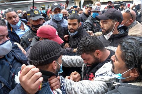 14 janvier 2021 : les 10 ans de la révolution sous confinement. Depuis aujourd'hui le gouvernement a imposé pour 4 jours un confinement total sur tout le pays interdisant ainsi les tunisiens de commémorer les 10 ans de la révolution et du départ de Ben Ali le 14 janvier 2011. L'avenue Habib Bourguiba est bouclée sous très fort dispositif policier. Les martyrs de la révolution, en sitin au centre ville de Tunis dans un immeuble de la présidence du gouvernement, ont bien essayé de rejoindre l'avenue Habib Bourguiba mais ont été arrétés par la police et ont du rebrousser chemin. 