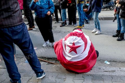 14 janvier 2021 : les 10 ans de la révolution sous confinement. Depuis aujourd'hui le gouvernement a imposé pour 4 jours un confinement total sur tout le pays interdisant ainsi les tunisiens de commémorer les 10 ans de la révolution et du départ de Ben Ali le 14 janvier 2011. L'avenue Habib Bourguiba est bouclée sous très fort dispositif policier. Les martyrs de la révolution, en sitin au centre ville de Tunis dans un immeuble de la présidence du gouvernement, ont bien essayé de rejoindre l'avenue Habib Bourguiba mais ont été arrétés par la police et ont du rebrousser chemin. 