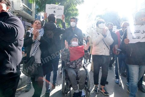 14 janvier 2021 : les 10 ans de la révolution sous confinement. Depuis aujourd'hui le gouvernement a imposé pour 4 jours un confinement total sur tout le pays interdisant ainsi les tunisiens de commémorer les 10 ans de la révolution et du départ de Ben Ali le 14 janvier 2011. L'avenue Habib Bourguiba est bouclée sous très fort dispositif policier. Les martyrs de la révolution, en sitin au centre ville de Tunis dans un immeuble de la présidence du gouvernement, ont bien essayé de rejoindre l'avenue Habib Bourguiba mais ont été arrétés par la police et ont du rebrousser chemin. 