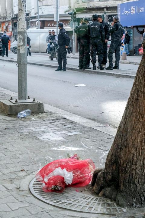 14 janvier 2021 : les 10 ans de la révolution sous confinement. Depuis aujourd'hui le gouvernement a imposé pour 4 jours un confinement total sur tout le pays interdisant ainsi les tunisiens de commémorer les 10 ans de la révolution et du départ de Ben Ali le 14 janvier 2011. L'avenue Habib Bourguiba est bouclée sous très fort dispositif policier. Les martyrs de la révolution, en sitin au centre ville de Tunis dans un immeuble de la présidence du gouvernement, ont bien essayé de rejoindre l'avenue Habib Bourguiba mais ont été arrétés par la police et ont du rebrousser chemin. 