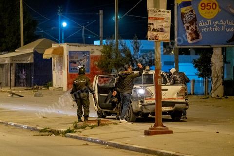 17 janvier 2021 : troisième nuit d'affrontements entre les jeunes de quartiers populaires et la police alors que le pays est en confinement depuis le 14 janvier pour 4 jours. Dans le quartier de Ettadhamen, banlieue populaire à l'ouest de Tunis, les affrontements sont sporadiques, les jeunes brulent des poubelles et caillassent la police qui répond par des tirs de lacrymogènes et repoussent les jeunes dans les ruelles. Peu de dégats et quelques arrestations.