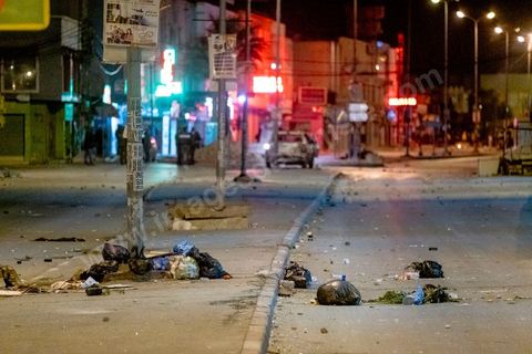 17 janvier 2021 : troisième nuit d'affrontements entre les jeunes de quartiers populaires et la police alors que le pays est en confinement depuis le 14 janvier pour 4 jours. Dans le quartier de Ettadhamen, banlieue populaire à l'ouest de Tunis, les affrontements sont sporadiques, les jeunes brulent des poubelles et caillassent la police qui répond par des tirs de lacrymogènes et repoussent les jeunes dans les ruelles. Peu de dégats et quelques arrestations.