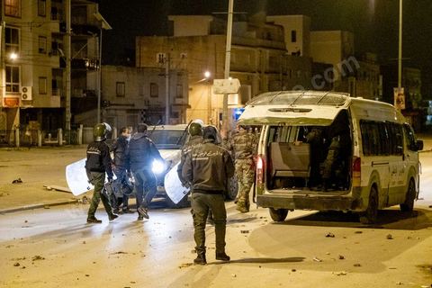 17 janvier 2021 : troisième nuit d'affrontements entre les jeunes de quartiers populaires et la police alors que le pays est en confinement depuis le 14 janvier pour 4 jours. Dans le quartier de Ettadhamen, banlieue populaire à l'ouest de Tunis, les affrontements sont sporadiques, les jeunes brulent des poubelles et caillassent la police qui répond par des tirs de lacrymogènes et repoussent les jeunes dans les ruelles. Peu de dégats et quelques arrestations.