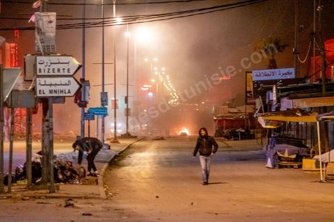 17 janvier 2021 : troisième nuit d'affrontements entre les jeunes de quartiers populaires et la police alors que le pays est en confinement depuis le 14 janvier pour 4 jours. Dans le quartier de Ettadhamen, banlieue populaire à l'ouest de Tunis, les affrontements sont sporadiques, les jeunes brulent des poubelles et caillassent la police qui répond par des tirs de lacrymogènes et repoussent les jeunes dans les ruelles. Peu de dégats et quelques arrestations.