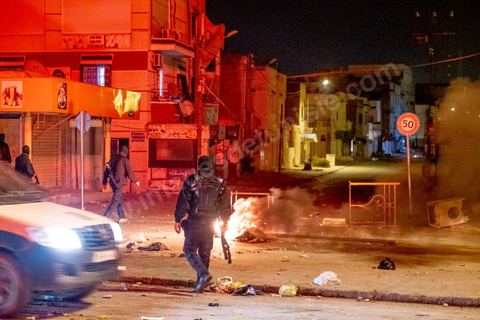 17 janvier 2021 : troisième nuit d'affrontements entre les jeunes de quartiers populaires et la police alors que le pays est en confinement depuis le 14 janvier pour 4 jours. Dans le quartier de Ettadhamen, banlieue populaire à l'ouest de Tunis, les affrontements sont sporadiques, les jeunes brulent des poubelles et caillassent la police qui répond par des tirs de lacrymogènes et repoussent les jeunes dans les ruelles. Peu de dégats et quelques arrestations.