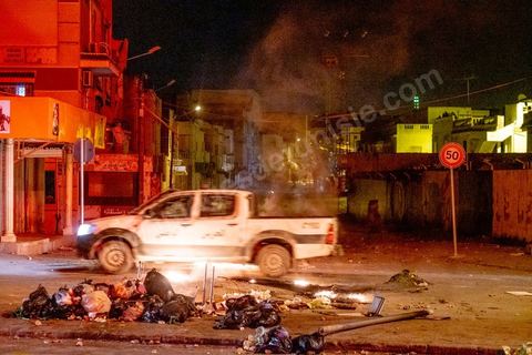 17 janvier 2021 : troisième nuit d'affrontements entre les jeunes de quartiers populaires et la police alors que le pays est en confinement depuis le 14 janvier pour 4 jours. Dans le quartier de Ettadhamen, banlieue populaire à l'ouest de Tunis, les affrontements sont sporadiques, les jeunes brulent des poubelles et caillassent la police qui répond par des tirs de lacrymogènes et repoussent les jeunes dans les ruelles. Peu de dégats et quelques arrestations.