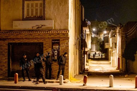 17 janvier 2021 : troisième nuit d'affrontements entre les jeunes de quartiers populaires et la police alors que le pays est en confinement depuis le 14 janvier pour 4 jours. Dans le quartier de Ettadhamen, banlieue populaire à l'ouest de Tunis, les affrontements sont sporadiques, les jeunes brulent des poubelles et caillassent la police qui répond par des tirs de lacrymogènes et repoussent les jeunes dans les ruelles. Peu de dégats et quelques arrestations.