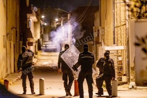 17 janvier 2021 : troisième nuit d'affrontements entre les jeunes de quartiers populaires et la police alors que le pays est en confinement depuis le 14 janvier pour 4 jours. Dans le quartier de Ettadhamen, banlieue populaire à l'ouest de Tunis, les affrontements sont sporadiques, les jeunes brulent des poubelles et caillassent la police qui répond par des tirs de lacrymogènes et repoussent les jeunes dans les ruelles. Peu de dégats et quelques arrestations.