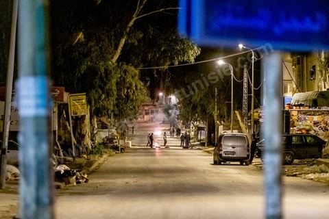 17 janvier 2021 : troisième nuit d'affrontements entre les jeunes de quartiers populaires et la police alors que le pays est en confinement depuis le 14 janvier pour 4 jours. Dans le quartier de Ettadhamen, banlieue populaire à l'ouest de Tunis, les affrontements sont sporadiques, les jeunes brulent des poubelles et caillassent la police qui répond par des tirs de lacrymogènes et repoussent les jeunes dans les ruelles. Peu de dégats et quelques arrestations.